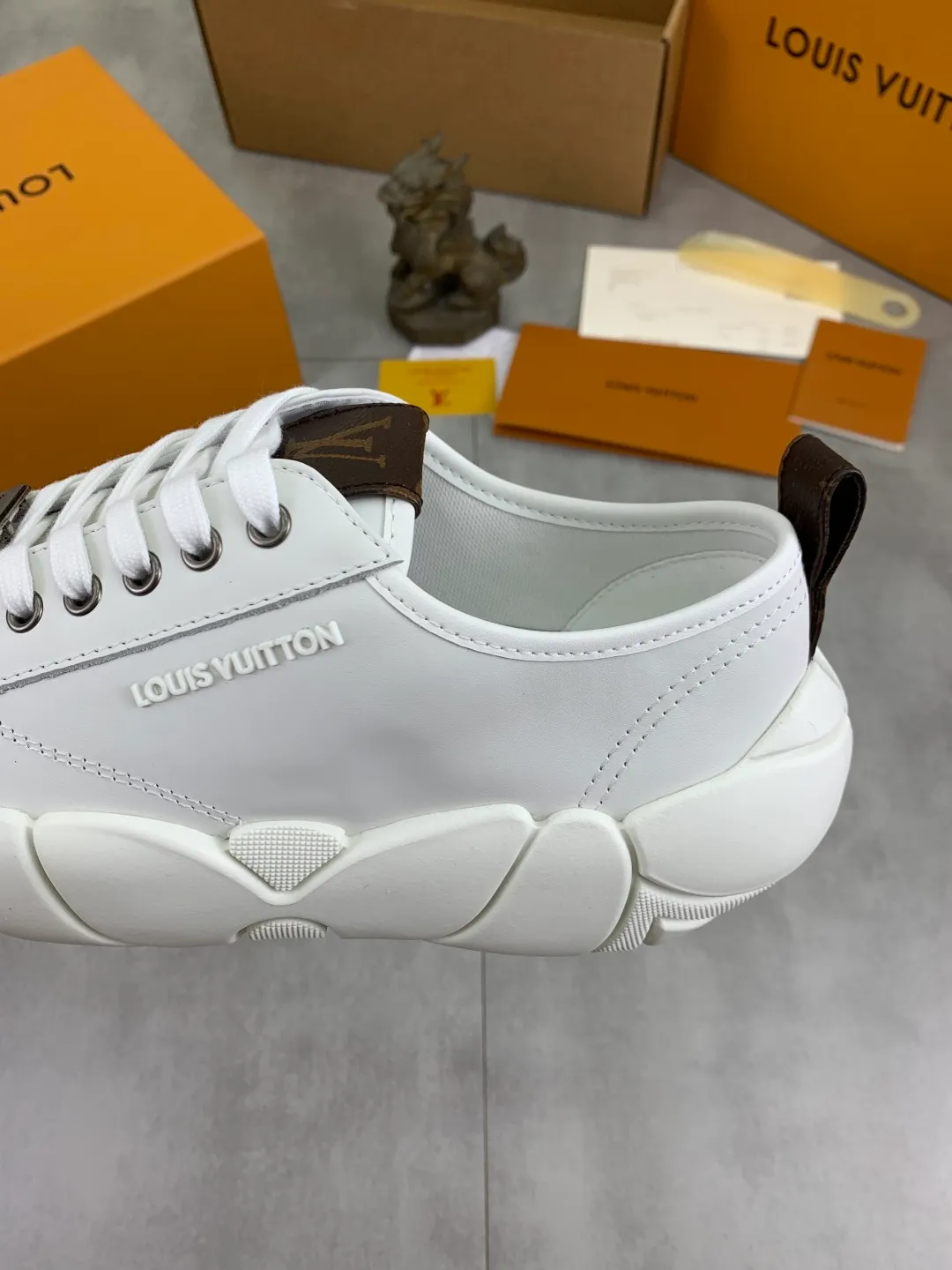 Men's men's shoes 💰P600 new style super hot 🔥 LV Bubble Bubble cloud shoes new casual sports shoes All stars have the same style. It's really good-looking and has a sense of technology and luxury. The shoe shape is smooth and not bulky, and small girls can easily handle it. TPU injection molded rice flower outsole, leather lining with breathable space mesh, molded cowhide feet, calfskin surface Code number: 35-40 (customized for 41 42) Color: black white silver